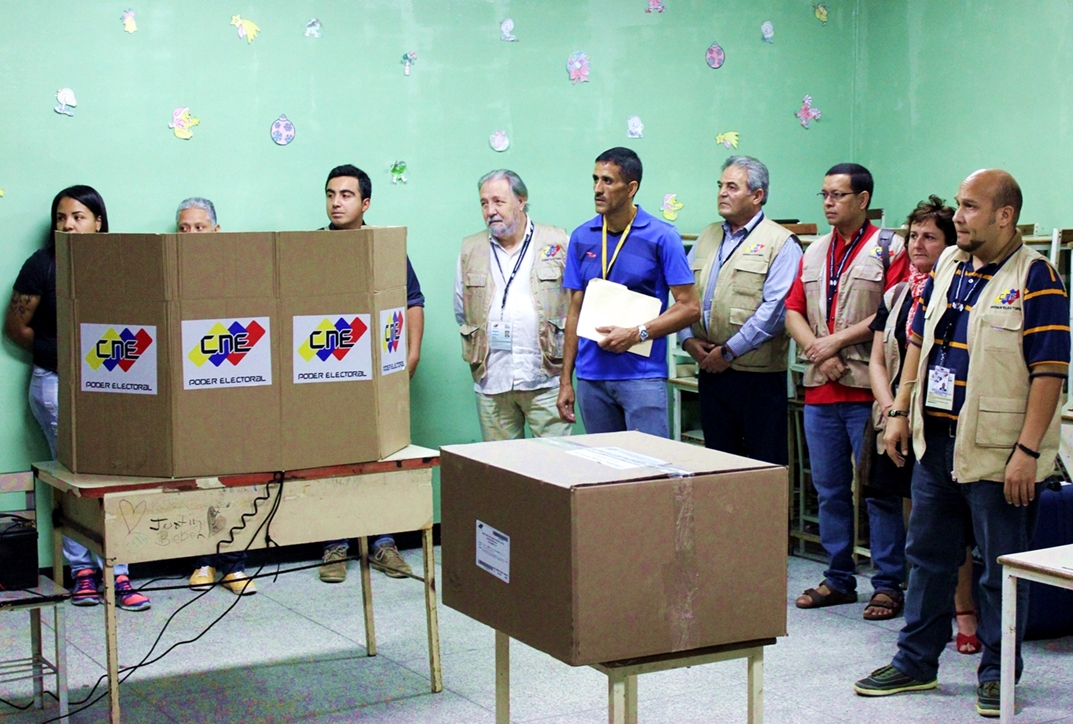 Observadores internacionais visitam centro de votação. Foto: Felipe Bianchi