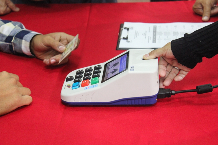 Além de documento, eleitor só chega à urna após identificação biométrica. Foto: CNE