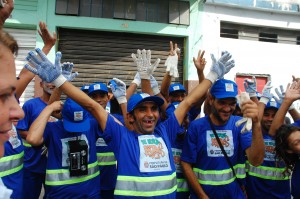 Moradores da Cracolândia comemoram o primeiro dia de trabalho pelo “Braços Abertos” (Foto: João Luiz/SECOM)