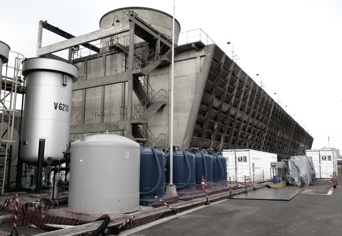 Torre de resfriamento de água e equipamento de osmose reversa para purificar a água poluída.