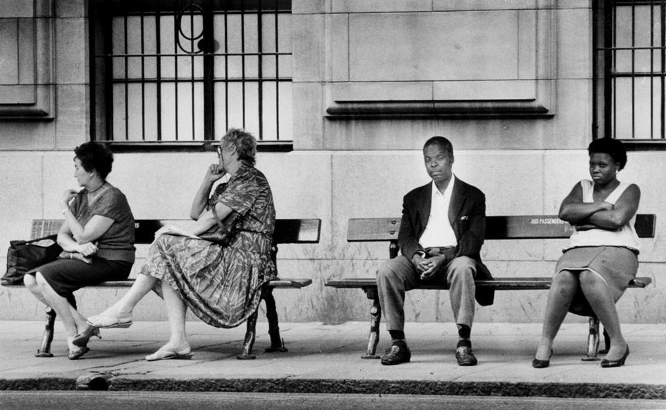 Ponto de ônibus na África do Sul durante o apartheid, regime racista apoiado pelo grupo Naspers, sócio da editora Abril. Foto: Joanne Rathe/Boston Globe