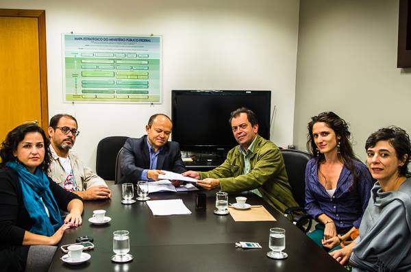 Representantes do FNDC entregam documento ao procurador Adailton Ramos Nascimento