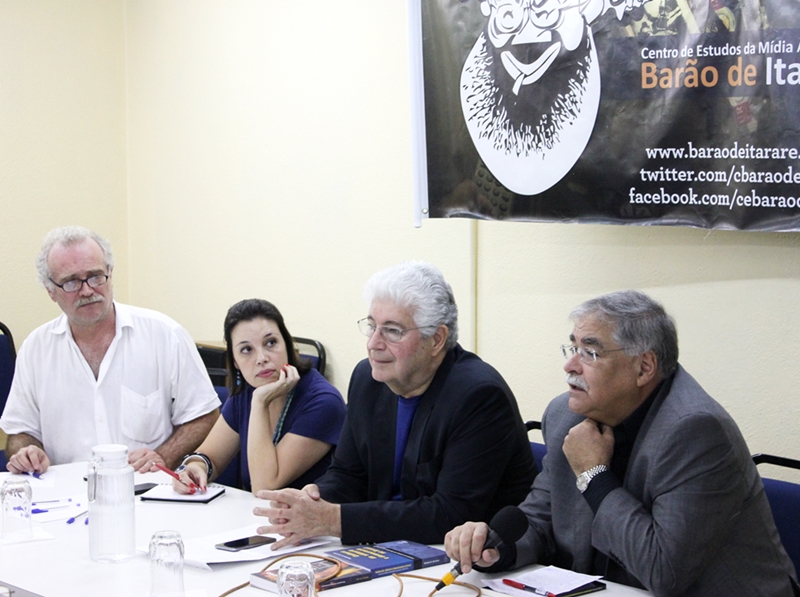 A mesa foi composta por Altamiro Borges, Renata Mielli, Roberto Requião e Venício Lima. Foto: Felipe Bianchi