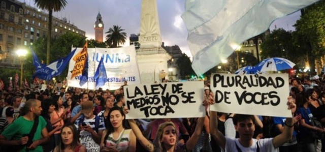 Argentinos protestam contra medida autoritária do novo presidente.