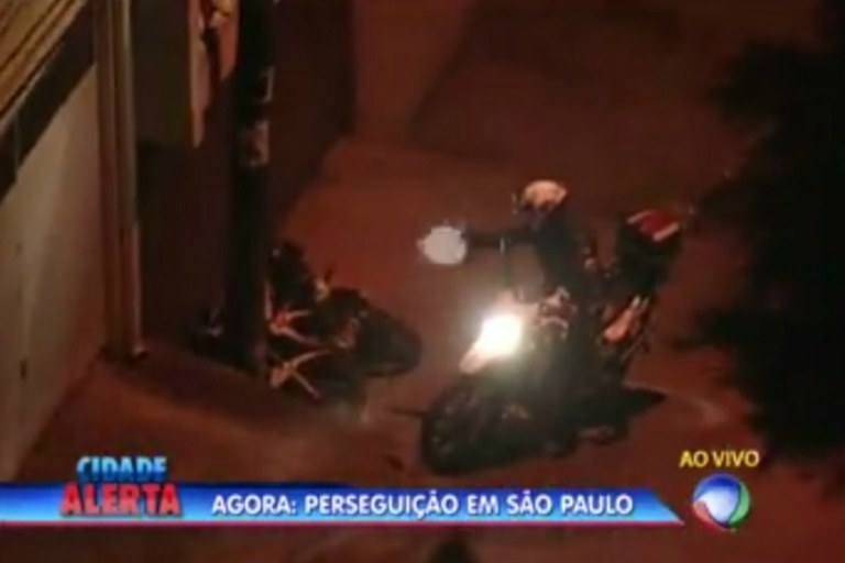 Cena da transmissão ao vivo em que Rezende defendeu tiros de policial contra suspeitos caídos no chão