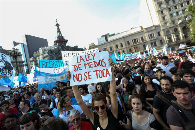 Multidão foi às ruas em defesa da Lei de Meios no dia 17 de dezembro. Foto: Agência Efe