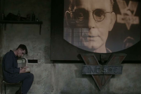 Em 1984, de George Orwell, os televisores – obrigatórios em cada residência – 'viam', em suas telas, o que as pessoas faziam