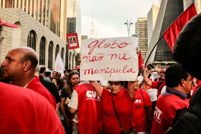 Manifestante protesta contra a Rede Globo em ato realizado na Avenida Paulista ( Oswaldo Corneti/Fotos Públicas)