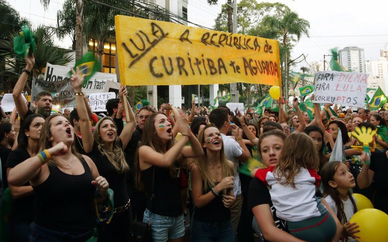 Em frente à Justiça Federal de Curitiba, manifestantes protestaram contra Dilma, Lula e o PT. (Orlando kissner)