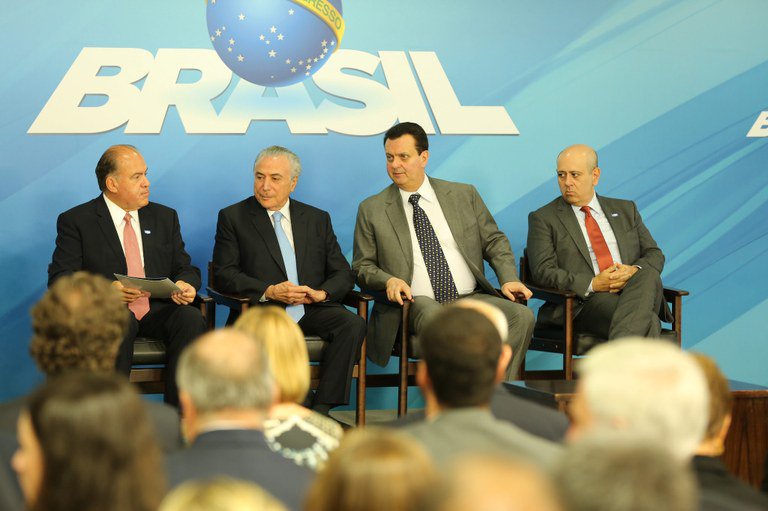 Paulo Tonet (Abert), Michel Temer e Gilberto Kassab na cerimônia de sanção da MP 747: "liberdade"