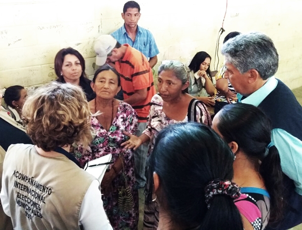 Maria Angela Rodriguez, da etnia wayuú, fala com observadores internacionais em centro de votação no município de Mara, no estado Zulia. Foto: Felipe Bianchi