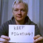 Julian Assange deixa prisão em Londres após mais de cinco anos e vai para a Austrália, diz WikiLeaks