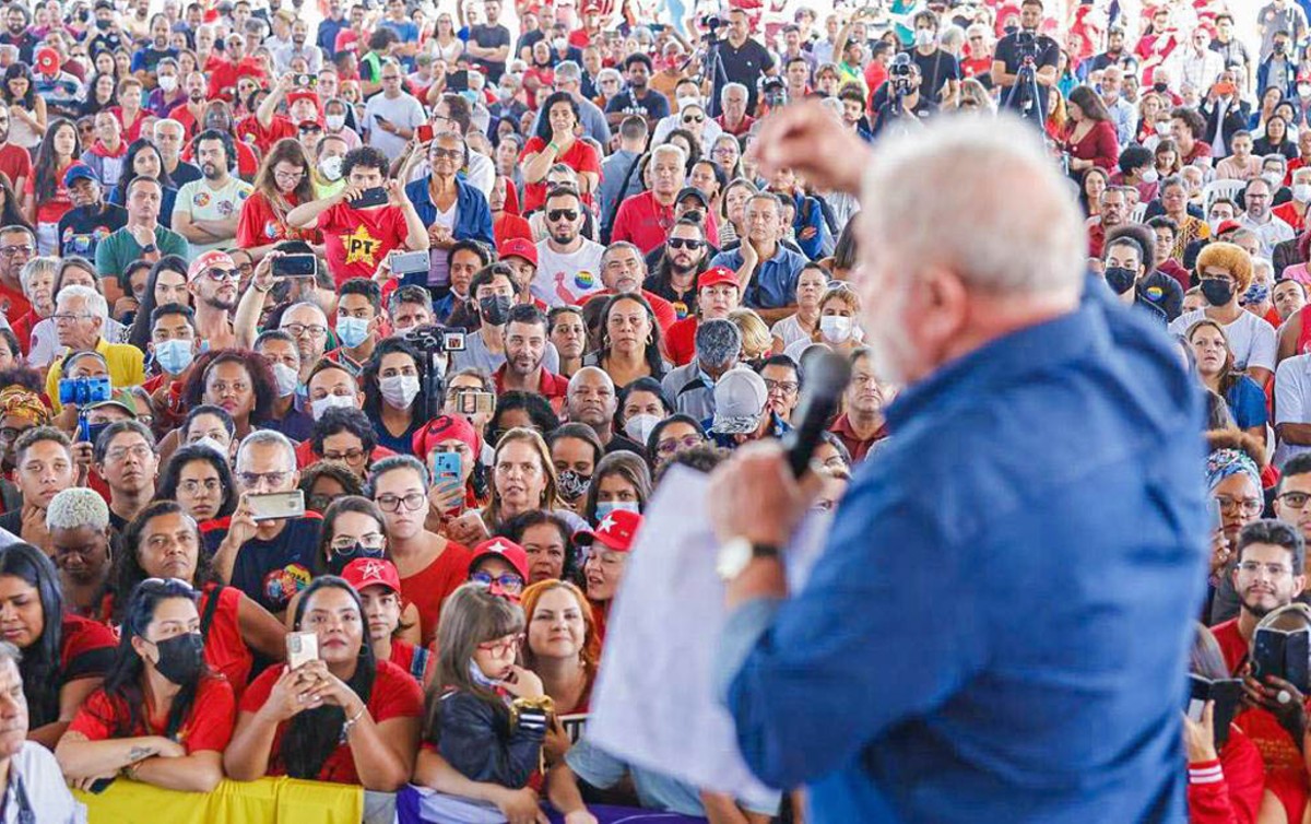 Lula participa de encontro com movimentos populares no Armazém do Campo (SP), nesta sexta