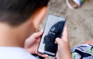 TikTok é multado por coletar dados de menores