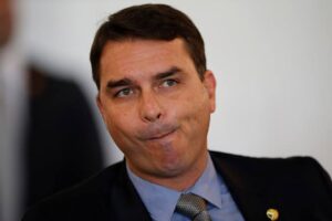 Qual a lógica da imprensa, na campanha pró-Flávio Bolsonaro?