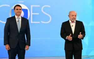 Placar da checagem: de 17 falas de Flávio em debate da Globo, 16 eram falsas