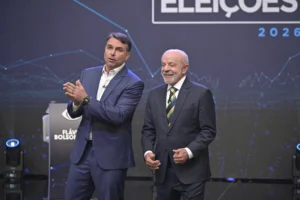 Debate na Band: Flávio Bolsonaro encarna Marçal e agressividade leva pêndulo de indecisos a Lula